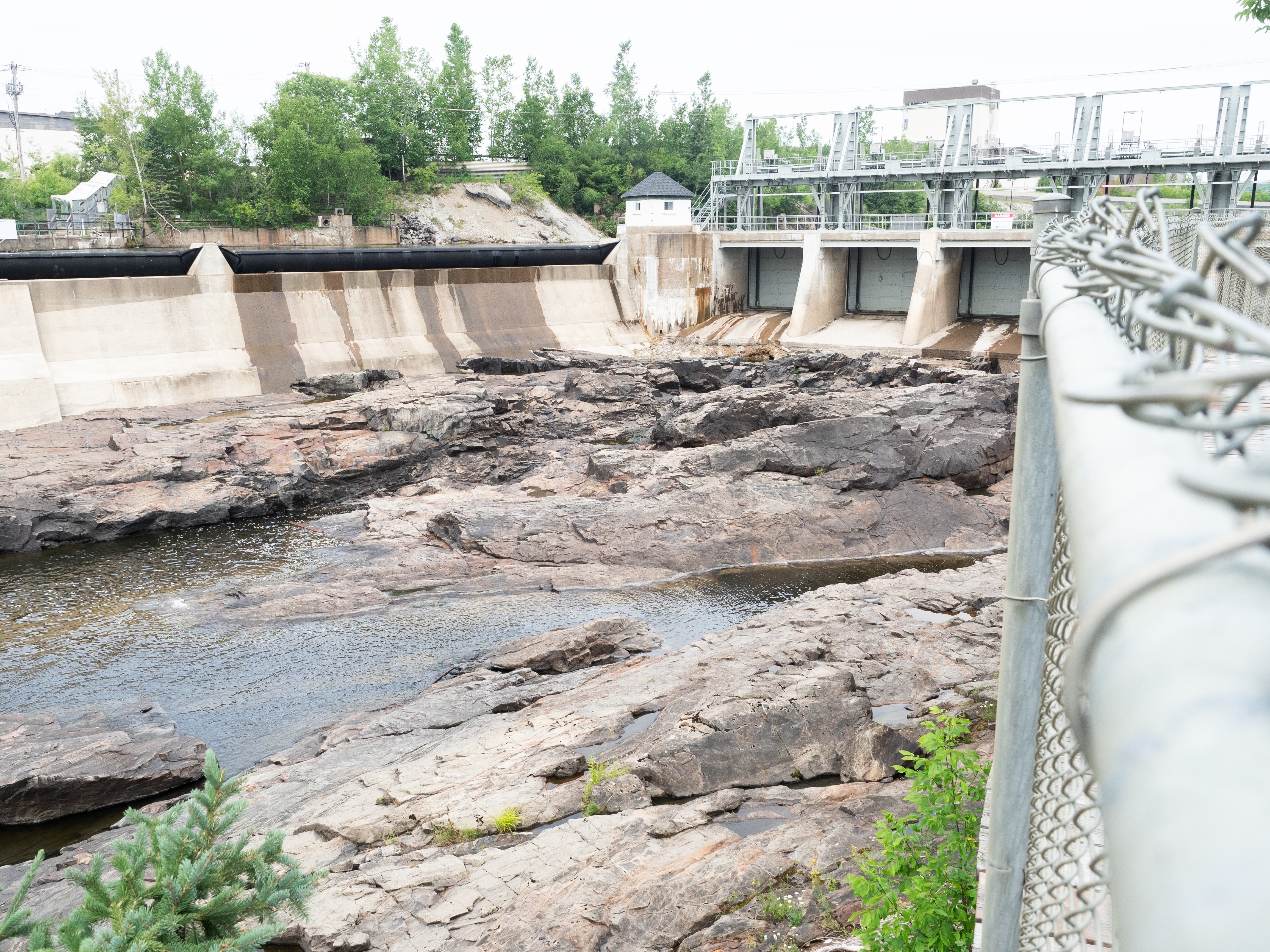 Le barrage Boralex et la rivière du Lièvre. Photo : Denise Caron