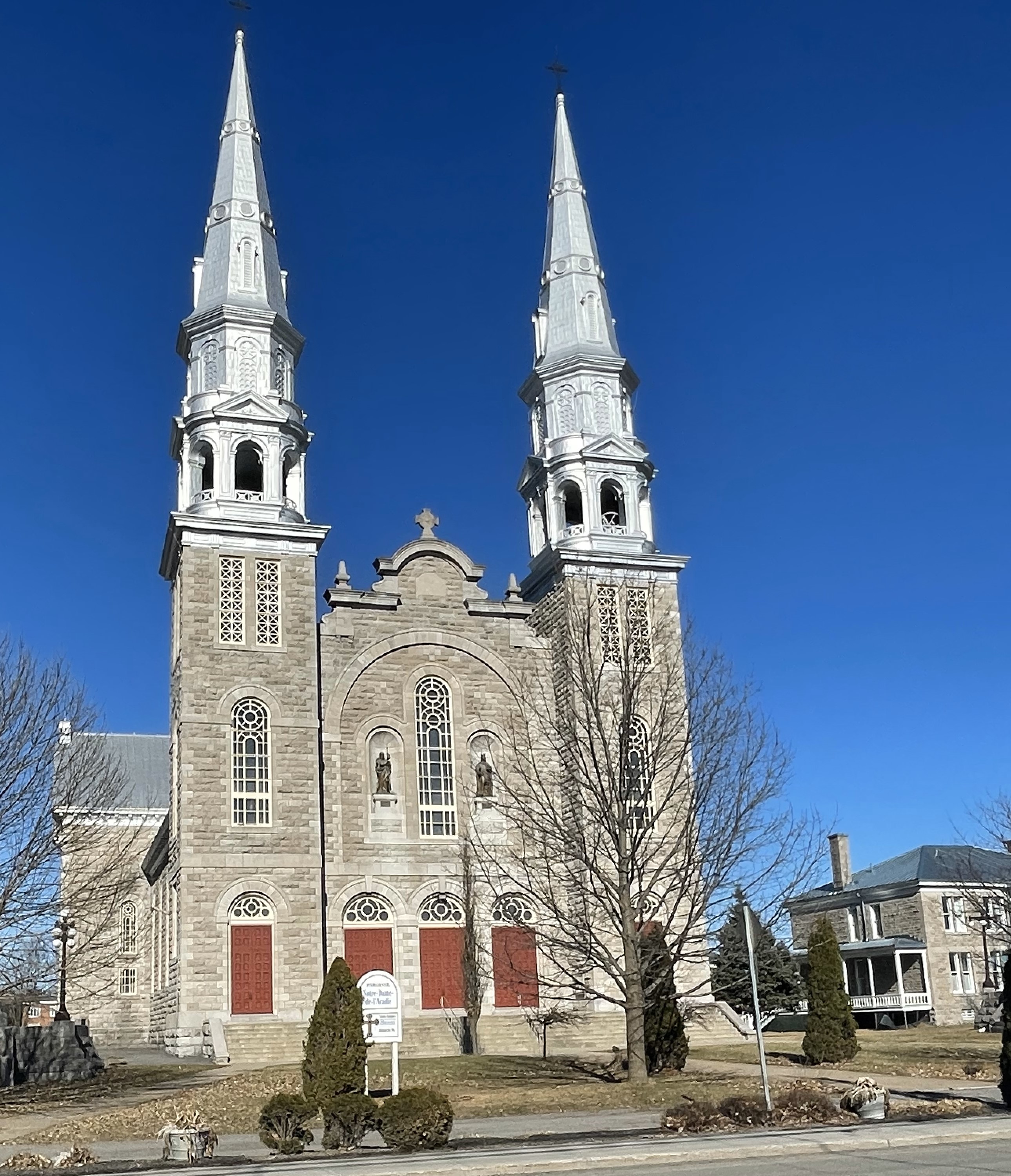 L’église de Saint-Jacques érigée de 1916 à 1918.