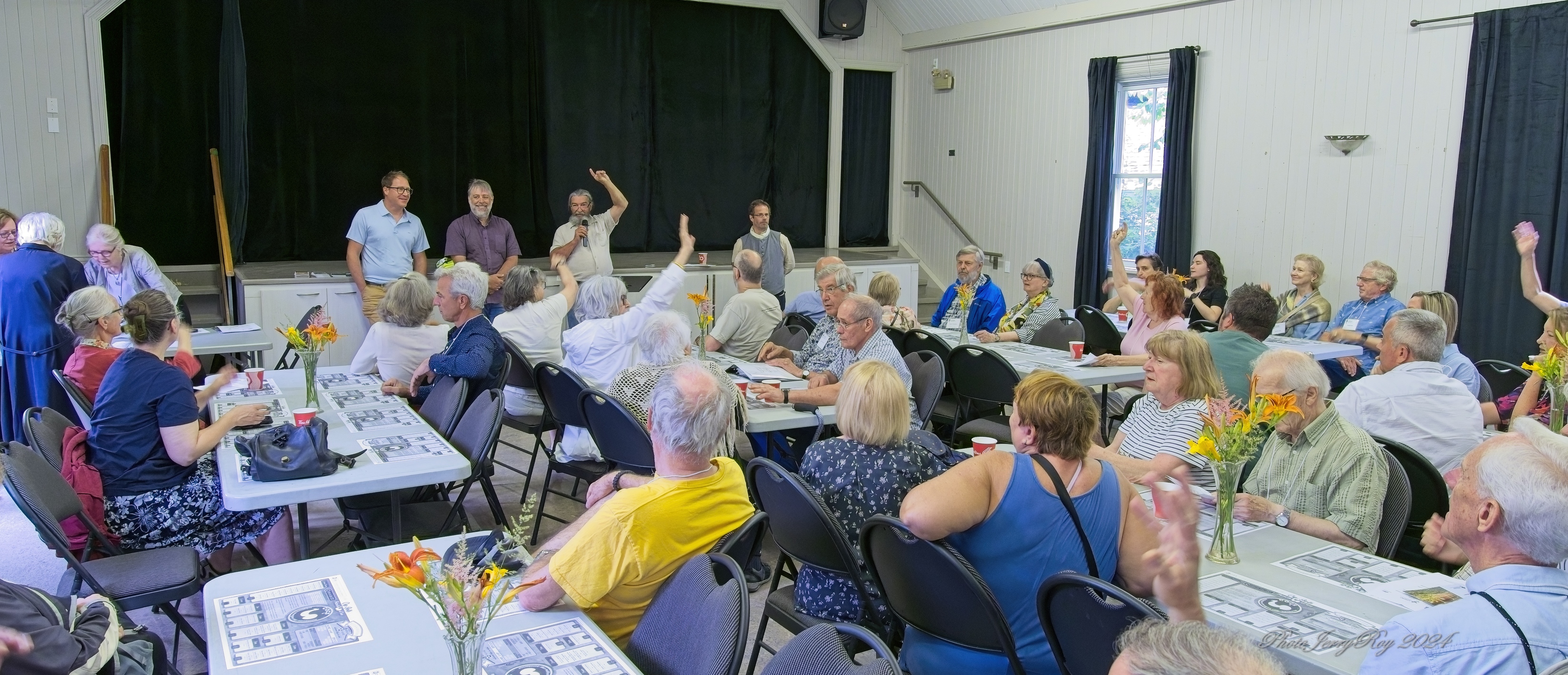 Mots de bienvenue et explications du Comité d’accueil sur le déroulement des visites. De gauche à droite debout devant la scène : Bernard Gaudreau, préfet de la MRC de Portneuf et maire de Neuville; Michel Blackburn, maire de Cap-Santé; Michel Bertrand et Dave Bélanger de la SHCS / Crédit: Jerry Roy.