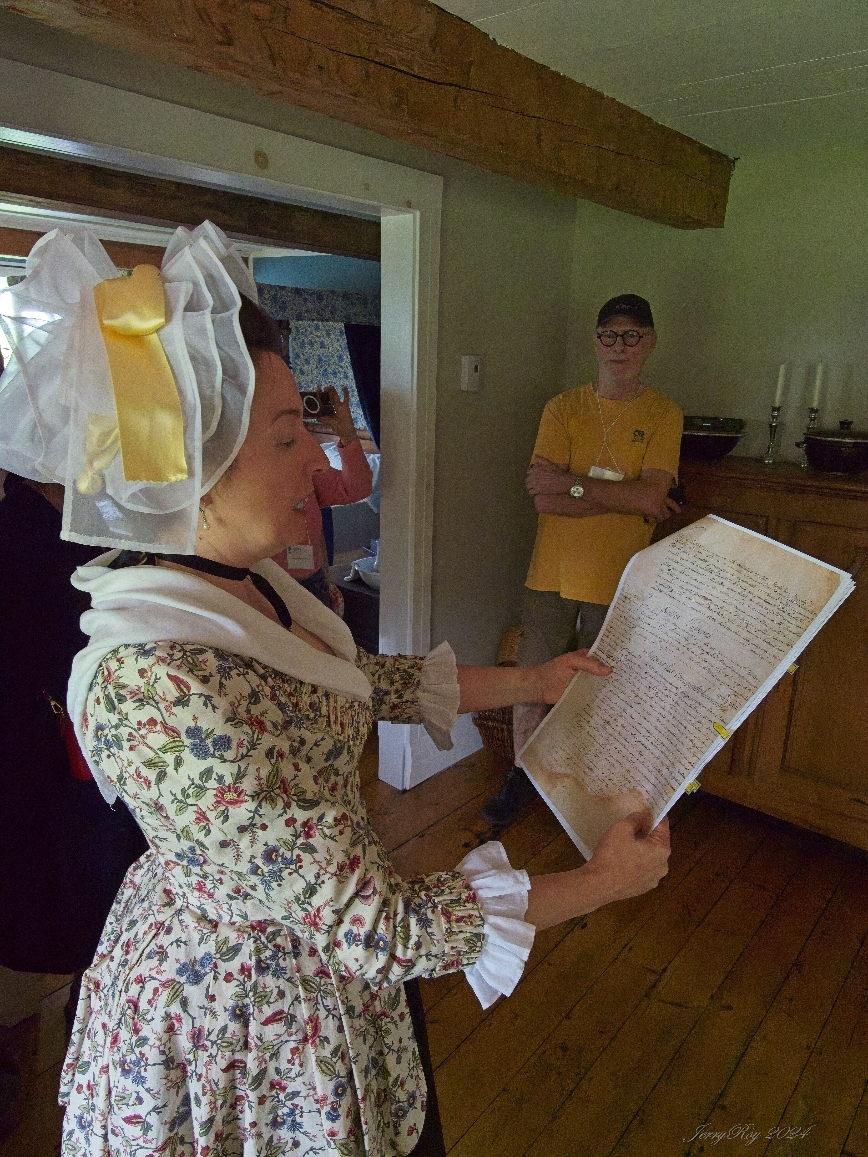 Maison Paris-Leclerc: Évelyne Bouchard, en costume d’époque et copies de documents anciens entre les mains, parlant de la vie des anciens habitants de sa maison / Crédit: Jerry Roy.