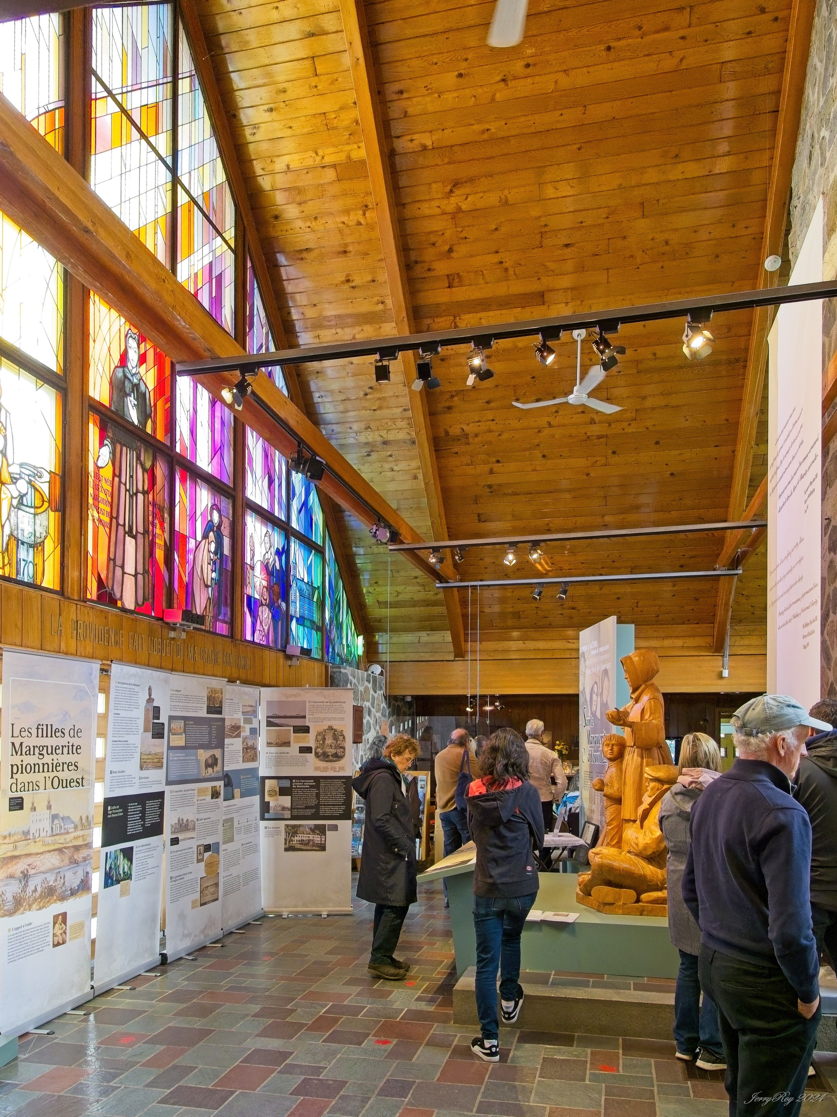 De magnifiques vitraux au Sanctuaire avec le panneau central dédié à Marguerite d’Youville